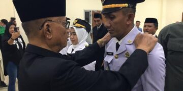 Pemerintah Kabupaten Bone Bolango kembali melakukan penyegaran birokrasi guna memperkuat kinerja pemerintahan dan pelayanan publik. Sebanyak 18 pejabat administrator resmi dilantik dan diambil sumpah/janjinya oleh Bupati Bone Bolango, Ismet Mile, di Ruang Lupa Lelah Kantor Bupati, Jumat (12/6/2026) malam. (Foto Indra/Gopos)