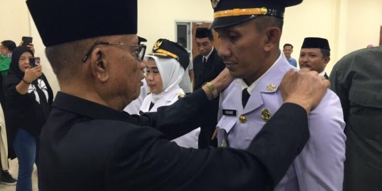 Pemerintah Kabupaten Bone Bolango kembali melakukan penyegaran birokrasi guna memperkuat kinerja pemerintahan dan pelayanan publik. Sebanyak 18 pejabat administrator resmi dilantik dan diambil sumpah/janjinya oleh Bupati Bone Bolango, Ismet Mile, di Ruang Lupa Lelah Kantor Bupati, Jumat (12/6/2026) malam. (Foto Indra/Gopos)