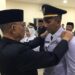 Pemerintah Kabupaten Bone Bolango kembali melakukan penyegaran birokrasi guna memperkuat kinerja pemerintahan dan pelayanan publik. Sebanyak 18 pejabat administrator resmi dilantik dan diambil sumpah/janjinya oleh Bupati Bone Bolango, Ismet Mile, di Ruang Lupa Lelah Kantor Bupati, Jumat (12/6/2026) malam. (Foto Indra/Gopos)
