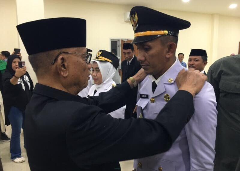 Pemerintah Kabupaten Bone Bolango kembali melakukan penyegaran birokrasi guna memperkuat kinerja pemerintahan dan pelayanan publik. Sebanyak 18 pejabat administrator resmi dilantik dan diambil sumpah/janjinya oleh Bupati Bone Bolango, Ismet Mile, di Ruang Lupa Lelah Kantor Bupati, Jumat (12/6/2026) malam. (Foto Indra/Gopos)