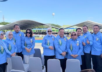 Anggota DPRD Provinsi Gorontalo, Yeyen Sidiki (lima dari kiri) bersama jajaran Aleg Deprov Gorontalo saat menghadiri pembukaan Penas KTNA XVII di GOR David Toni Limboto, Sabtu (20/6/2026)