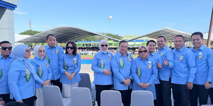 Anggota DPRD Provinsi Gorontalo, Yeyen Sidiki (lima dari kiri) bersama jajaran Aleg Deprov Gorontalo saat menghadiri pembukaan Penas KTNA XVII di GOR David Toni Limboto, Sabtu (20/6/2026)