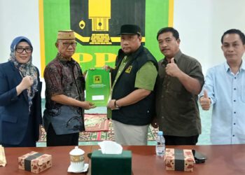 Ketua DPW PPP Provinsi Gorontalo, Ismet Mile, menyerahkan SK Kepengurusan DPC PPP Bone Bolango kepada Ketua DPC PPP Bone Bolango, Zamroni Mile (kanan).