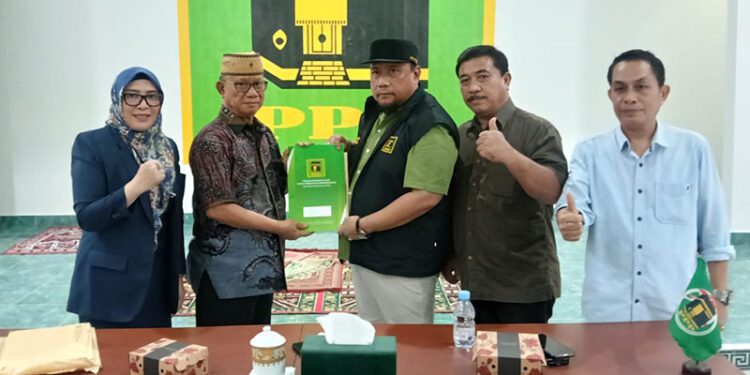 Ketua DPW PPP Provinsi Gorontalo, Ismet Mile, menyerahkan SK Kepengurusan DPC PPP Bone Bolango kepada Ketua DPC PPP Bone Bolango, Zamroni Mile (kanan).