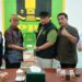 Ketua DPW PPP Provinsi Gorontalo, Ismet Mile, menyerahkan SK Kepengurusan DPC PPP Bone Bolango kepada Ketua DPC PPP Bone Bolango, Zamroni Mile (kanan).