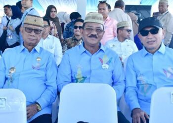 Bupati Pohuwato, Siapul Mbuinga (kanan) bersama kepala daerah lainnya saat menghadiri puncak Pekan Nasional (PENAS) Petani Nelayan XVII Tahun 2026 di GORR David-Tony, Kabupaten Gorontalo, Rabu (24/06/2026) (Prokopim Pohuwato)