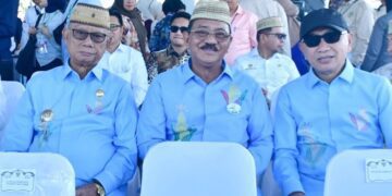 Bupati Pohuwato, Siapul Mbuinga (kanan) bersama kepala daerah lainnya saat menghadiri puncak Pekan Nasional (PENAS) Petani Nelayan XVII Tahun 2026 di GORR David-Tony, Kabupaten Gorontalo, Rabu (24/06/2026) (Prokopim Pohuwato)