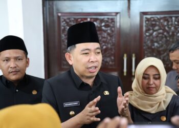 Bupati Jember Muhammad fawait usai mengikuti rapat paripurna DPRD Jember