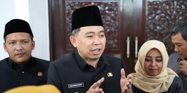 Bupati Jember Muhammad fawait usai mengikuti rapat paripurna DPRD Jember