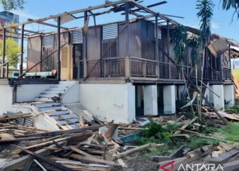 Pembongkaran rumah jawatan bekas Kantor Pos di Kota Gorontalo yang disebut menjadi lokasi pengibaran bendera Merah Putih pertama oleh Pahlawan Nasional Nani Wartabone, Jumat (19/6/2026). (ANTARA/Faradila Alim)