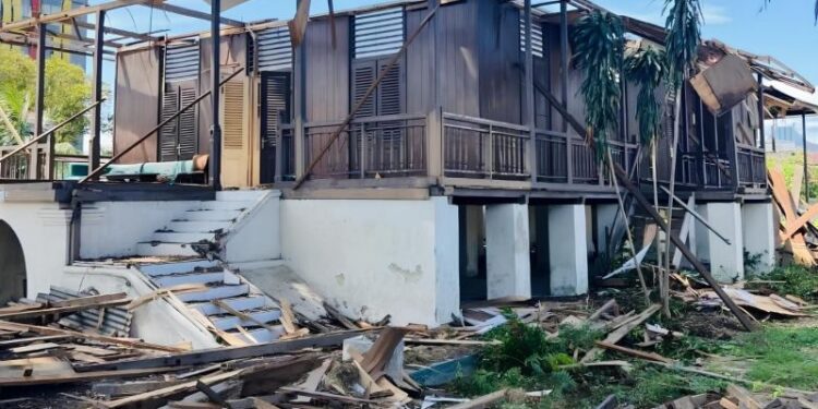 Pembongkaran rumah jawatan bekas Kantor Pos di Kota Gorontalo yang disebut menjadi lokasi pengibaran bendera Merah Putih pertama oleh Pahlawan Nasional Nani Wartabone, Jumat (19/6/2026). (ANTARA/Faradila Alim)