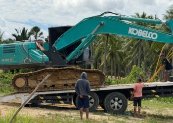 Satu unit alat berat excavator saat di amankan aparat Polres Pohuwato, Kamis (4/6/2026) (Istimewa)