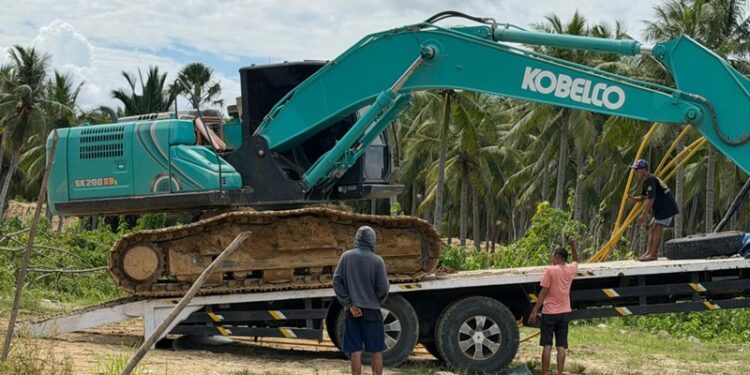 Satu unit alat berat excavator saat di amankan aparat Polres Pohuwato, Kamis (4/6/2026) (Istimewa)