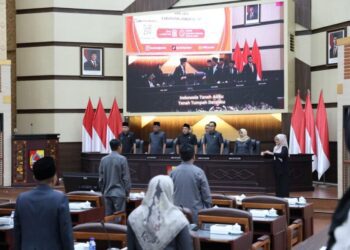 Suasana rapat paripurna DPRD Berama Bupati Jember Muhammad Fawait
