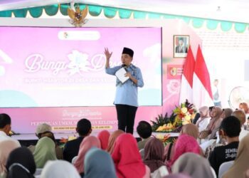 Bupati Jember Muhammad fawait saat menyampaikan pesan di hadapan warga kecamatan sokorombi