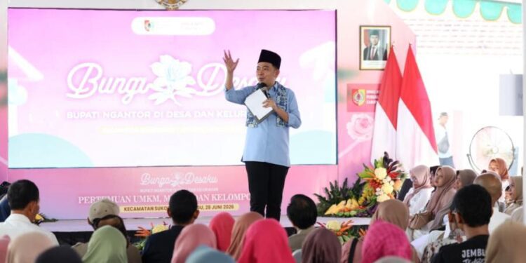 Bupati Jember Muhammad fawait saat menyampaikan pesan di hadapan warga kecamatan sokorombi