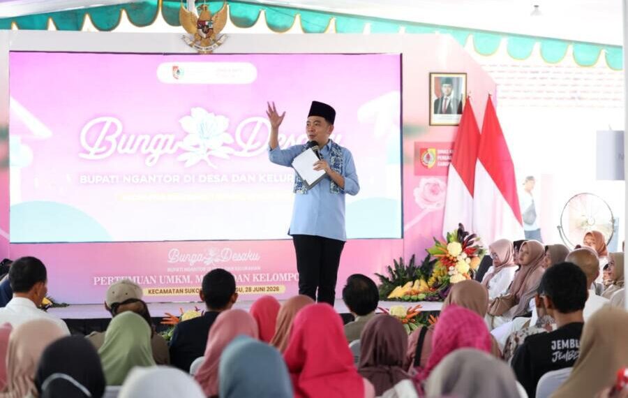 Bupati Jember Muhammad fawait saat menyampaikan pesan di hadapan warga kecamatan sokorombi