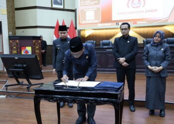 Bupati Jember Muhammad fawait bersama pimpinan DPRD Kabupaten Jember