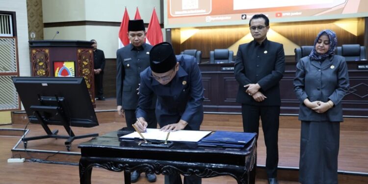 Bupati Jember Muhammad fawait bersama pimpinan DPRD Kabupaten Jember