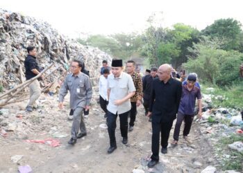 Bupati Jember Muhammad fawait saat meninjau TPA Pakusari