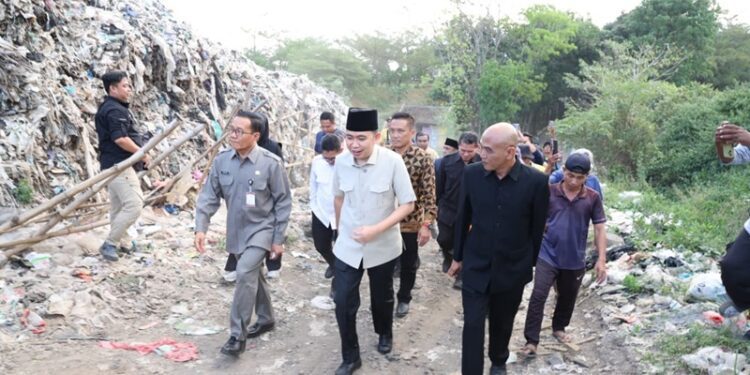 Bupati Jember Muhammad fawait saat meninjau TPA Pakusari