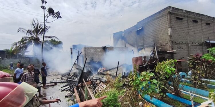 Puing-puing sisa kebakaran rumah milik Erni Ngabito di kompleks Perumahan Awara Karya Liluwo Kota Gorontalo.(F. Putra/Gopos)