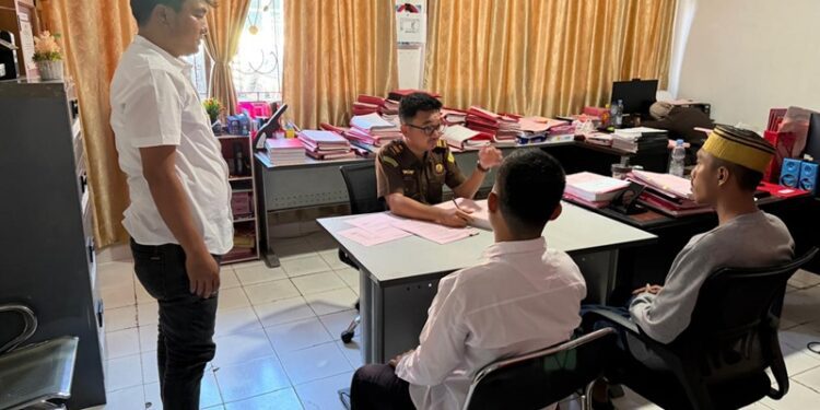 Penyerahan Dua tersangka kasus PETI, Senin (29/06/2026) (Istimewa)