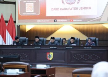 Bupati Jember Muhammad Fawait berama para pimpinan DPRD Jember
