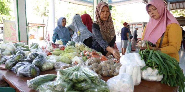 Pemkab Jember saat menggelar pasar murah