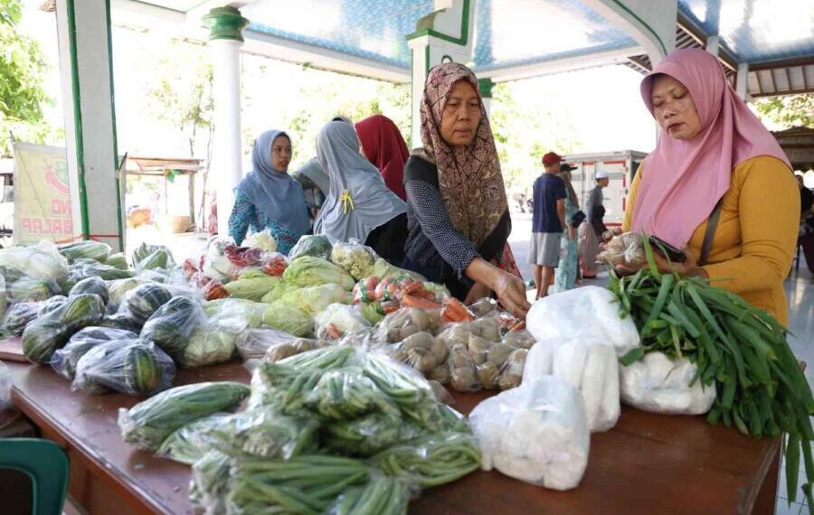 Pemkab Jember saat menggelar pasar murah