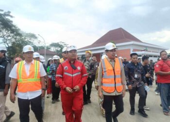 Bupati Jember Muhammad Fawait Berama Direktur Rehabilitasi Sosial Penyandang Disabilitas Kementerian Sosial Republik Indonesia M. O. Royani, saat tinjau Proyek Sekolah Rakyat