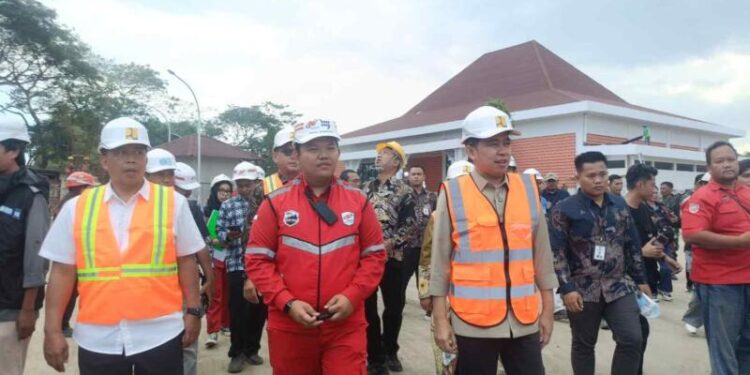 Bupati Jember Muhammad Fawait Berama Direktur Rehabilitasi Sosial Penyandang Disabilitas Kementerian Sosial Republik Indonesia M. O. Royani, saat tinjau Proyek Sekolah Rakyat