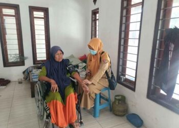 Petugas Puskesmas Ambulu saat kontrol rumah pasien yang sedang mangalami sakit dan halangan ke Puskesmas
