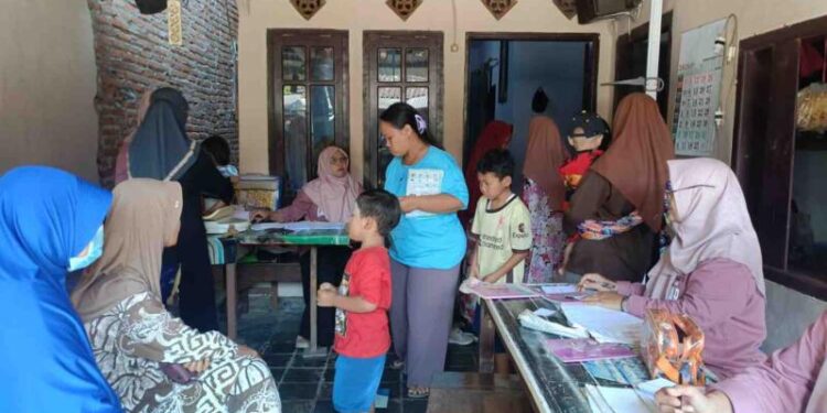 Suasana posyandu Nusa Indah 37 saat memantau kesehatan berbagai usia di Desa Karanganyar Kecamatan Ambulu.