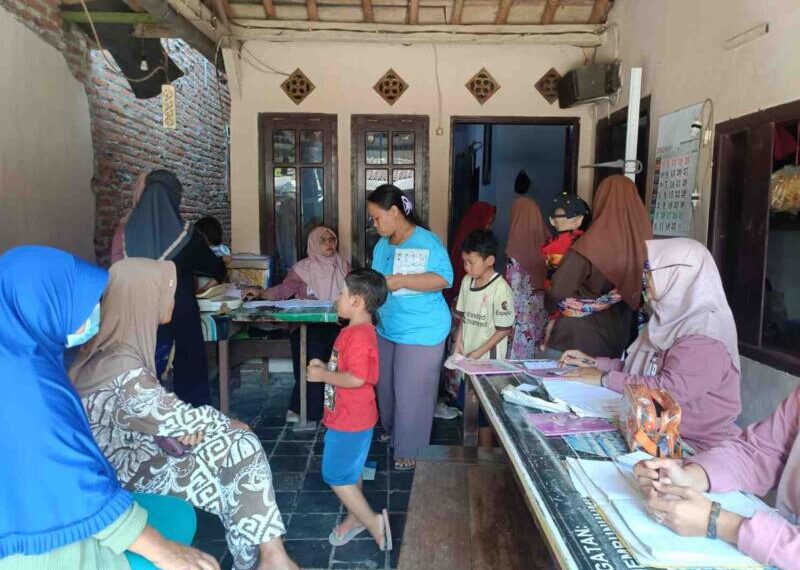 Suasana posyandu Nusa Indah 37 saat memantau kesehatan berbagai usia di Desa Karanganyar Kecamatan Ambulu.