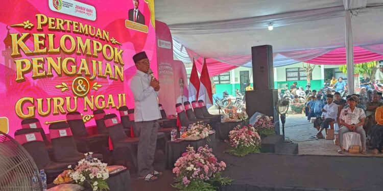 Ketua DPRD Jember Ahmad Halim saat menyampa waga di Program Bunga Desaku