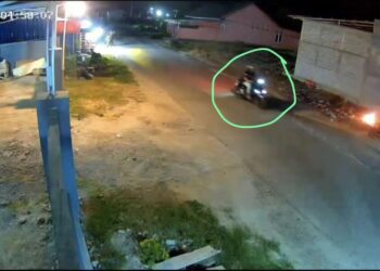 Aksi pelaku yang terekam CCTV. (via Istimewa)
