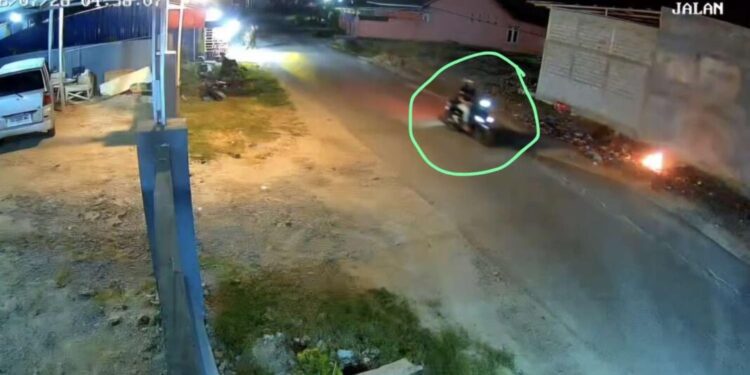 Aksi pelaku yang terekam CCTV. (via Istimewa)