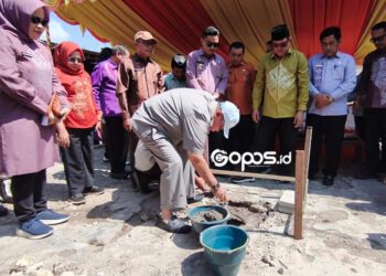 Adhan Dambea saat melaksanakan peletakan batu pertama pembangunan rumah Oma Hano.