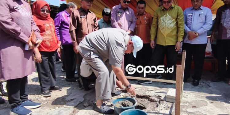 Adhan Dambea saat melaksanakan peletakan batu pertama pembangunan rumah Oma Hano.