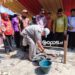 Adhan Dambea saat melaksanakan peletakan batu pertama pembangunan rumah Oma Hano.