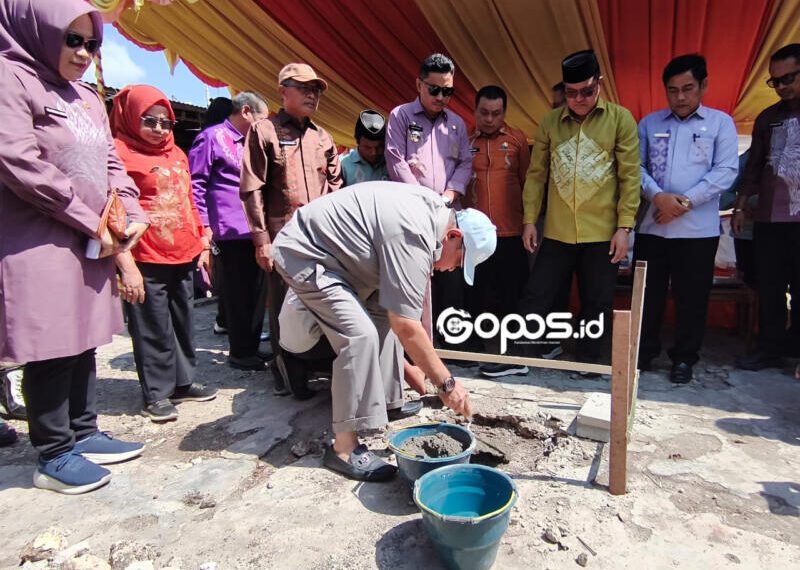 Adhan Dambea saat melaksanakan peletakan batu pertama pembangunan rumah Oma Hano.