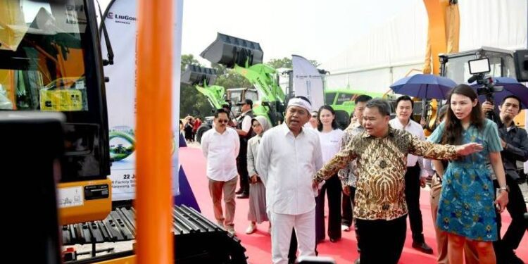 Gubernur Jawa Barat Dedi Mulyadi menghadiri peletakan batu pertama pembangunan pabrik manufaktur alat berat bertenaga listrik (electric heavy equipment) di Karawang, Jawa Barat, Selasa (22/7/2026). (ANTARA/HO Pemprov Jabar)