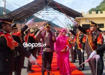 Kapolresta Gorontalo Kota, Kombes Pol Muhammad Junaeddy Johnny saat melaksanakan tradisi PedangPora di Polresta Gorontalo Kota, Kamis (9-7-2026). Putra/Gopos