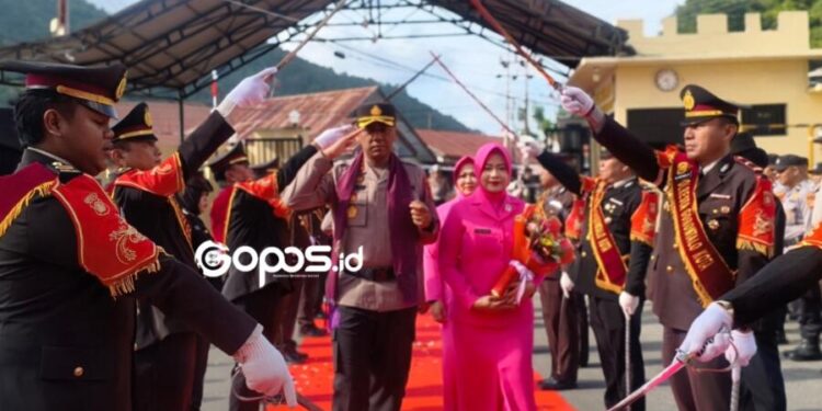 Kapolresta Gorontalo Kota, Kombes Pol Muhammad Junaeddy Johnny saat melaksanakan tradisi PedangPora di Polresta Gorontalo Kota, Kamis (9-7-2026). Putra/Gopos