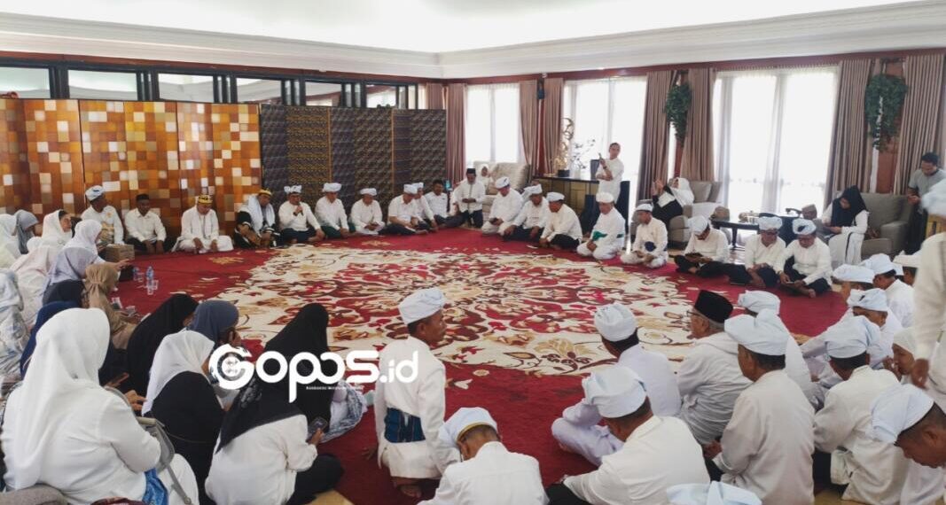 Dewan Adat Gorontalo resmi memberikan gelar adat untuk Almarhum Rachmat Gobel, Jumat 10-7-2026.