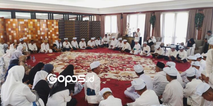 Dewan Adat Gorontalo resmi memberikan gelar adat untuk Almarhum Rachmat Gobel, Jumat 10-7-2026.