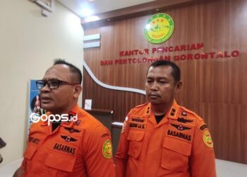 Kepala Kantor SAR Gorontalo, Heriyanto (kiri) saat diwawancarai.