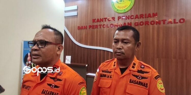 Kepala Kantor SAR Gorontalo, Heriyanto (kiri) saat diwawancarai.
