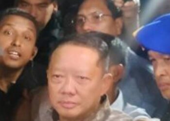 Mantan Jaksa Agung Muda Bidang Tindak Pidana Khusus (Jampidsus) Febrie Adriansyah (tengah) berjalan menuju mobil tahanan di Gedung Utama Kejaksaan Agung, Jakarta, Jumat (24/7/2026). ANTARA/Nadia Putri Rahmani